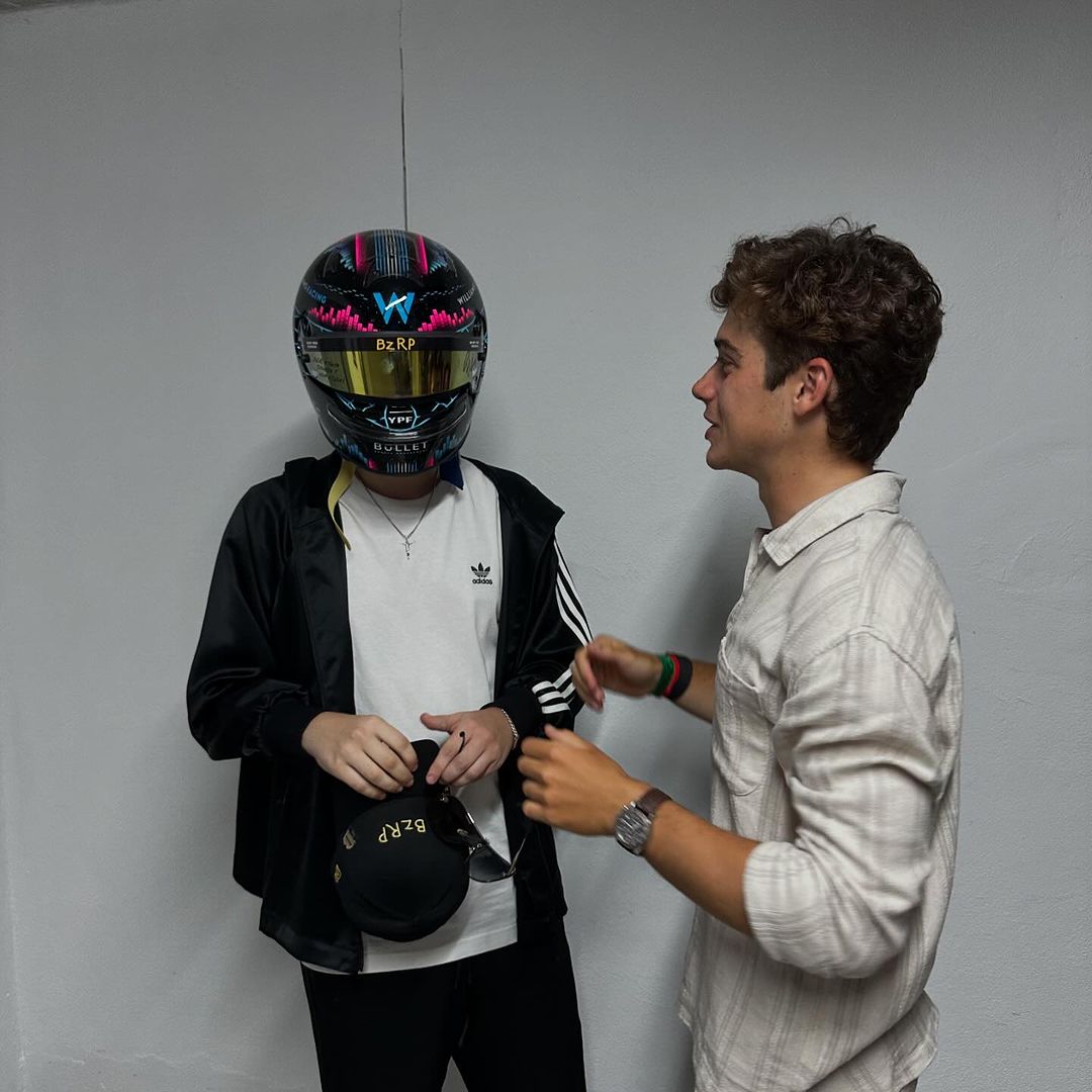 Mirá las fotos del encuentro de Colapinto y Bizarrap: Para cerrar una noche mágica en Madrid le dejé un recuerdo a @bizarrap de este año que estamos compartiendo juntos! El casco más lindo que tuve y el que más representa. Gracias x todo amigo (1).jpg